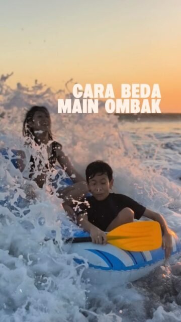 Cara kami main ombak memang agak lain. 

#pantaibali