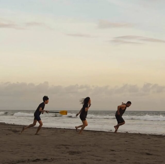 Pantai Bali memang tidak pernah gagal menjadi pilihan untuk liburan bersama keluarga. 🌴☀️
Salah satunya adalah Pantai Batu Tampih di Tabanan, sebuah pantai berpasir hitam yang masih alami dengan suasana tenang dan jauh dari keramaian. Hamparan pasir yang luas, ombak yang eksotis, serta panorama matahari terbenam yang memukau menjadikan tempat ini sempurna untuk bermain bersama anak-anak, berjalan santai di tepi pantai, atau sekadar menikmati momen berkualitas bersama orang tercinta.
Jika Anda mencari suasana Bali yang lebih damai dan autentik, Pantai Batu Tampih adalah destinasi yang wajib masuk dalam daftar liburan keluarga Anda. 🌊❤️
#PantaiBatuTampih #tabananbali
